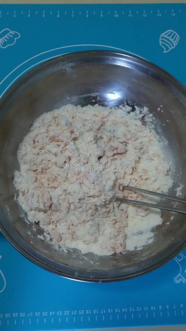 南瓜泥倒入面粉里拌匀，放适量白糖，再倒入酵母水拌匀