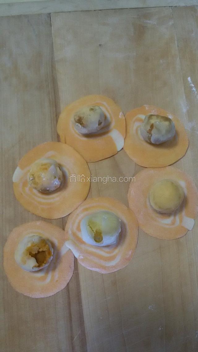 在面皮上放一个咸鸭蛋黄