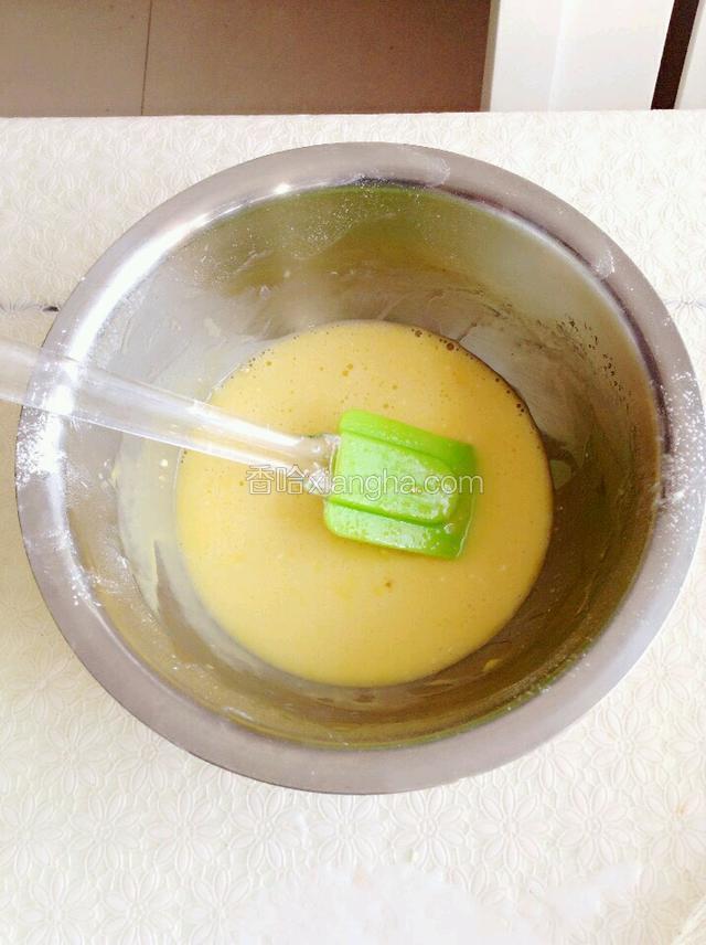 三个蛋清蛋黄分开。蛋黄加入牛奶，色拉油，15克白糖搅拌均匀，加入过筛的低筋面粉搅拌均匀。