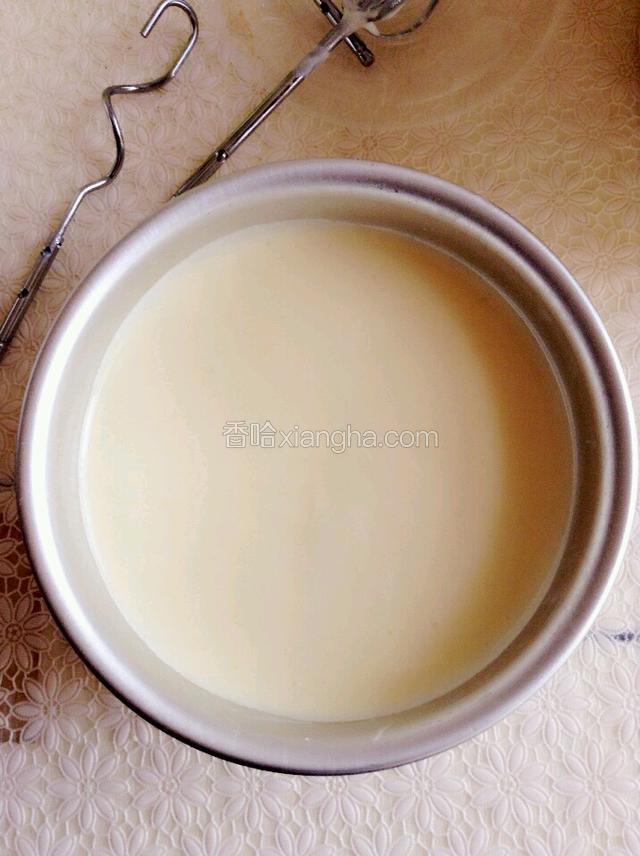 蛋黄糊翻拌两次后一次性全部倒入蛋清内翻拌均匀。倒入模具内，颠几下震出气泡。