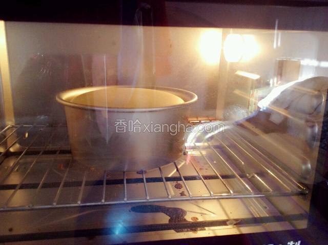 提前180度预热烤箱十分钟。模具放入，140度上下管烤制。这是十分钟时蛋糕的高度