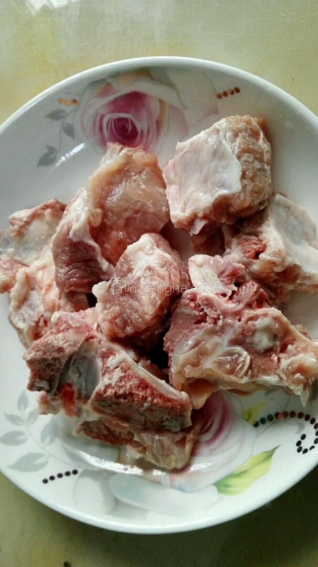 把排骨切好，清洗干净，
