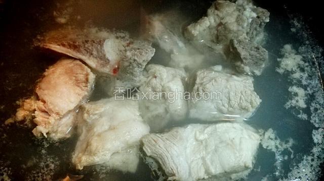 把排骨放进冷水中煮开捞出