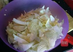 白菜炖宽粉儿的做法图解1