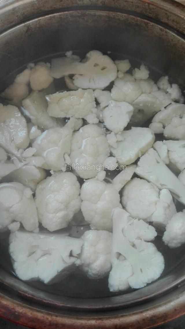 锅中烧适量水，水烧开后，倒入泡好沥干水的花菜。