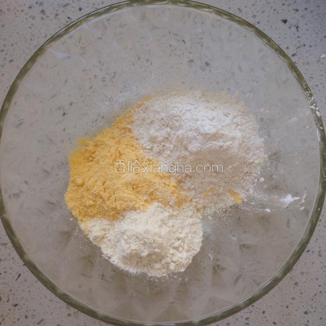 玉米面，糯米粉，普通面粉，全部倒入一个干净的碗中，普通面粉占五分之一的比例