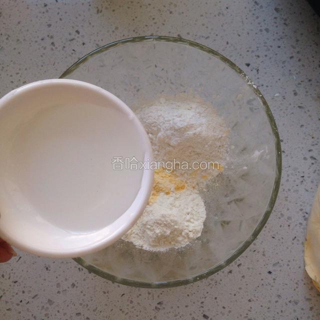 糖水倒入面粉中