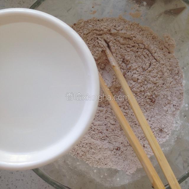 三种粉和白糖都搅拌均匀之后，加45度左右的水