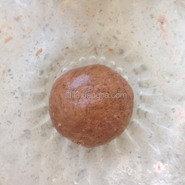 同样的方法和成面团，也是尽量和软一点，用保鲜膜包住备用