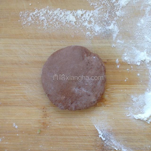 取同样大小的巧克力面团，按压成小圆饼