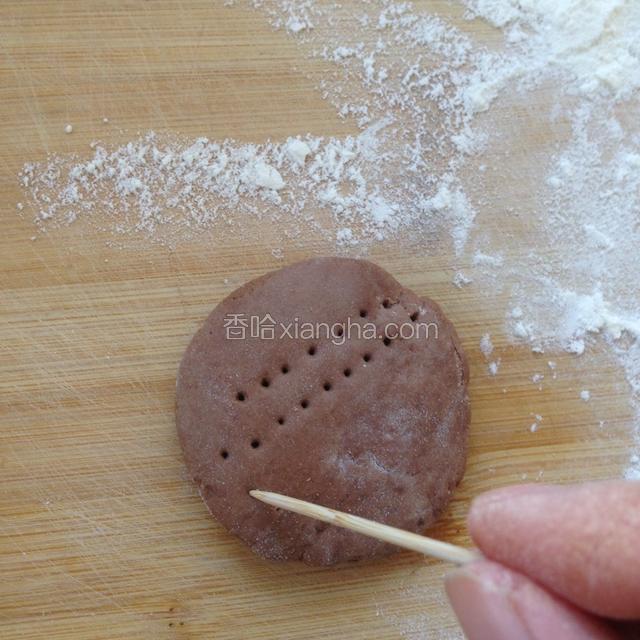 用牙签扎一些小孔