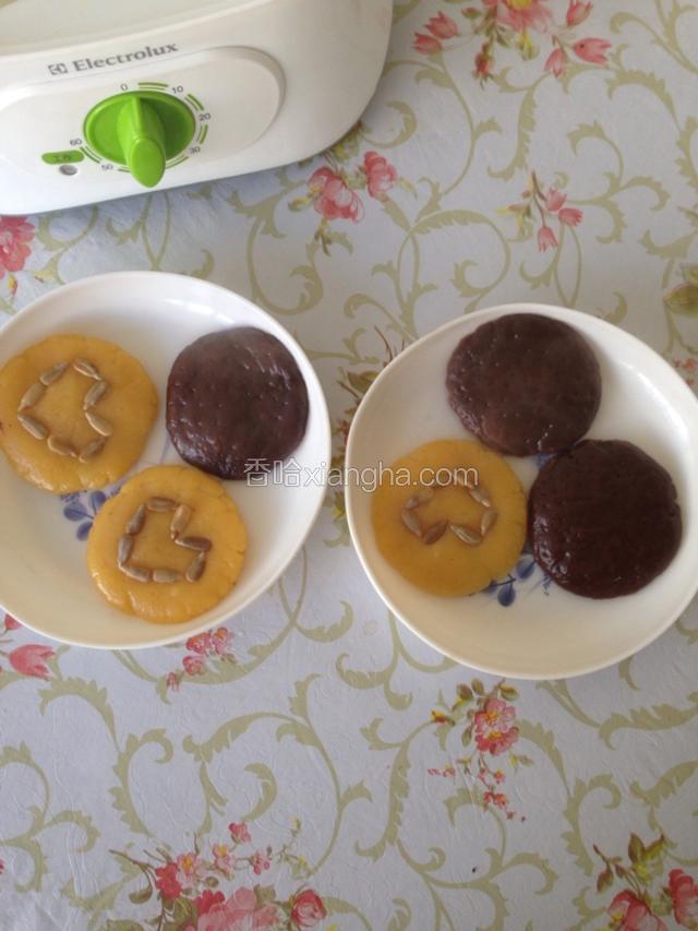 饼皮已经蒸好，糯米很粘，一定要凉一点在取出来