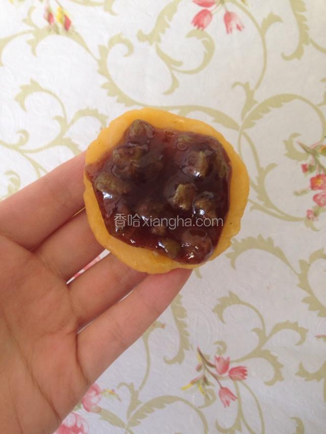取玉米饼，抹上刚调好的夹心料