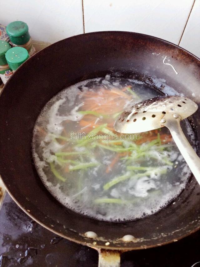 胡萝卜青椒也下水随机捞出