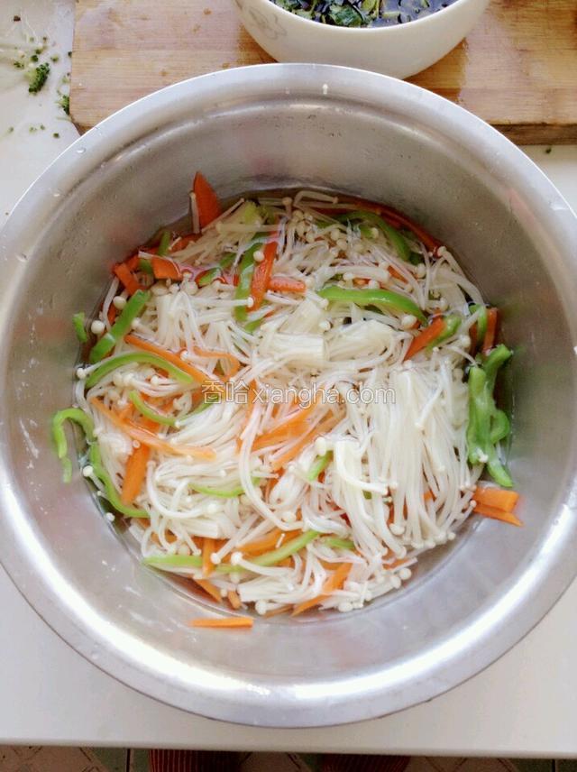 三样食材放盆内待用