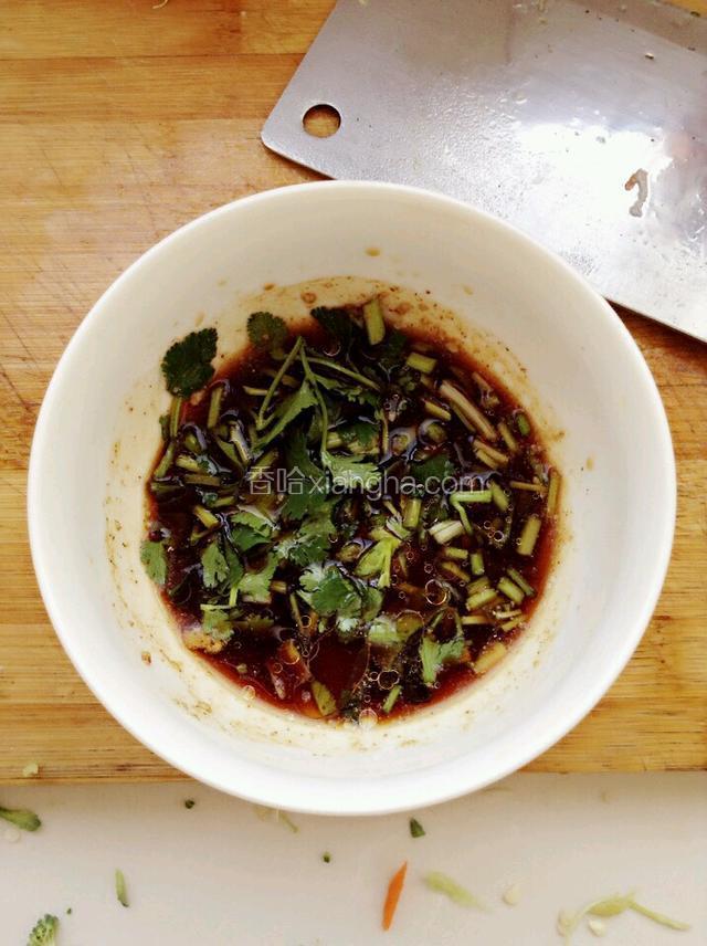 调料碗内放入盐，五香面。胡椒粉。味极鲜，醋，白糖，香菜，芝麻香油配成调料