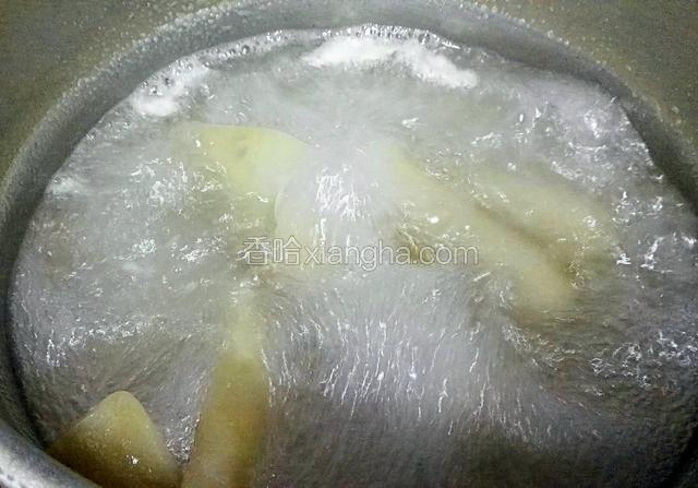 锅里重新换清水，煮开，再将猪皮投入
