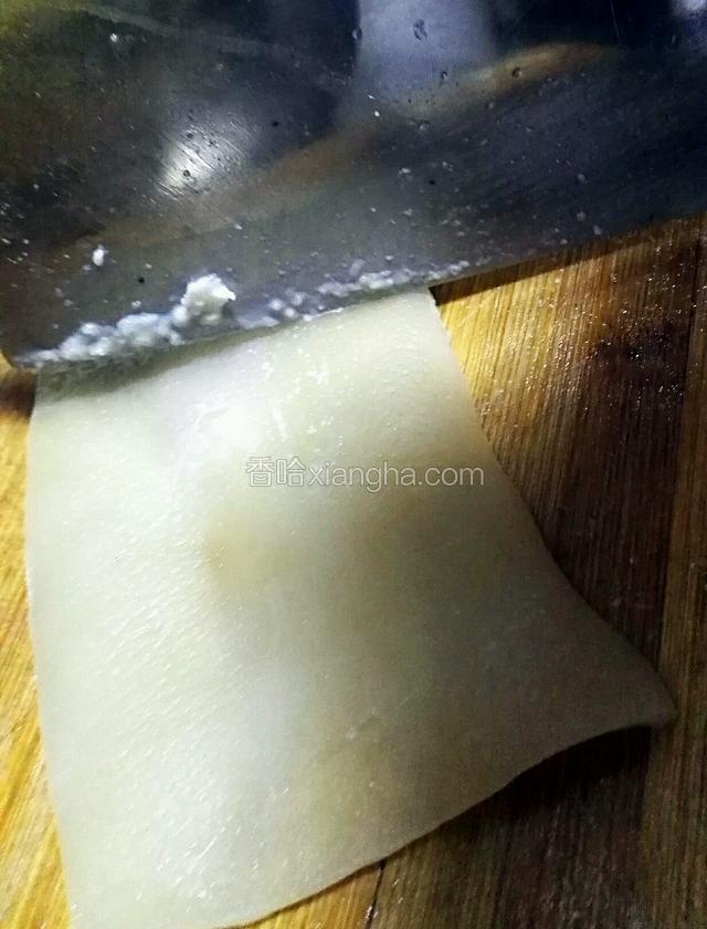 煮两分钟捞出，用刀反复再刮第二遍，用温水洗净