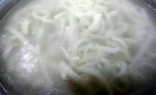 锅里重新换新水，水开下入猪皮，还是两分钟，捞出猪皮丝，倒掉锅里水