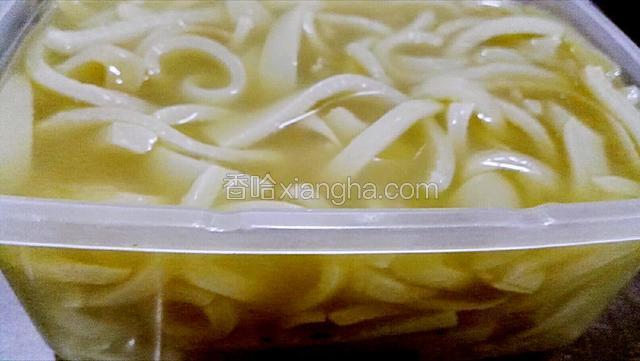 捞出姜片，料包，晾凉倒入保鲜盒，盖盖儿放入冰箱，头天晚上放入转天就可以吃啦