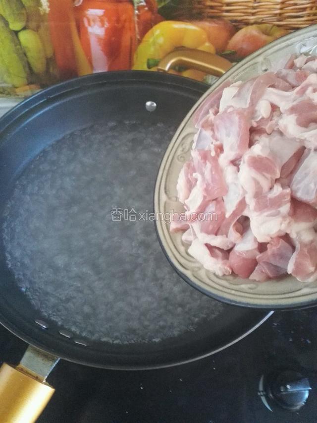 洗净切块用开水淖水，去除羊肉血水等杂质