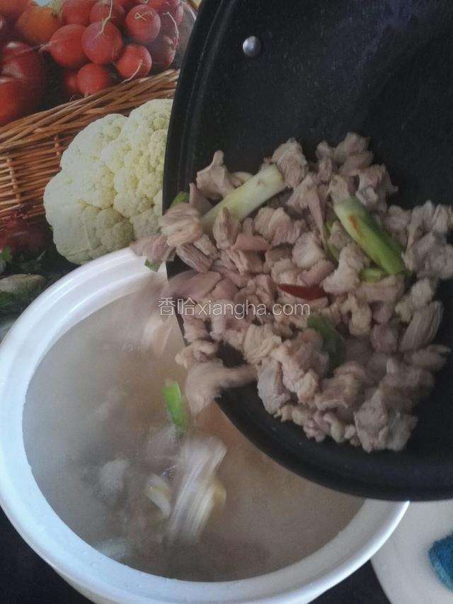 把炒的羊肉直接倒入热水中。