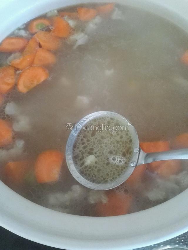 二十分钟后滤去汤中的油沫，羊肉在煮时本身会出羊油，不然汤水太油腻。
