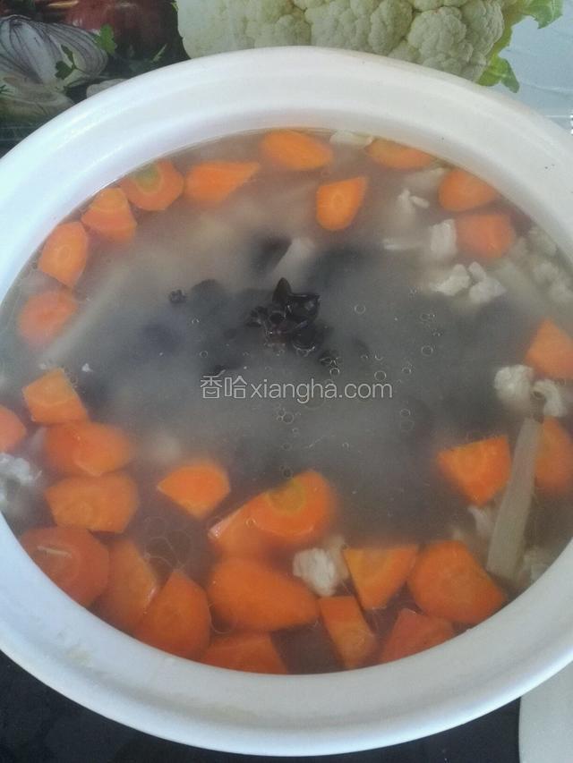 之后放入备好的木耳