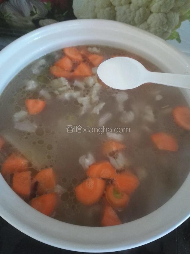 这个时候再加入盐，盐加早了会影响羊肉的口感，硬，难煮