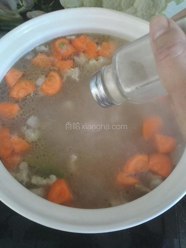 加入胡椒粉，除羊膻味的。接着继续中火炖三十分钟，再小火炖四十分钟。汤是小火熬出来的，越久味儿越醇厚。
