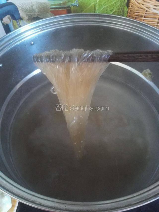 在汤炖好时，另烧开水煮备好的红薯粉条，不要和羊肉汤一起煮，既串味又易煮粘稠