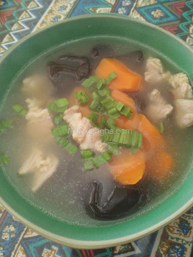 出锅时撒上青蒜苗，出味又好看