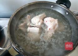 筒子骨胡萝卜汤的做法图解1