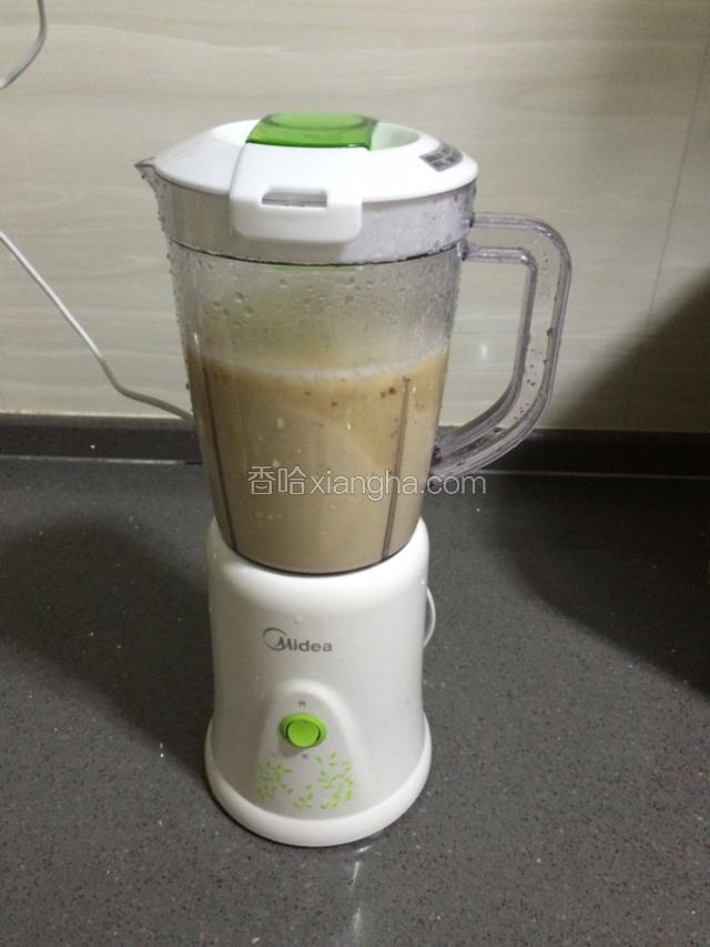 把煮熟的莲子放入料理机打碎。打成泥状。