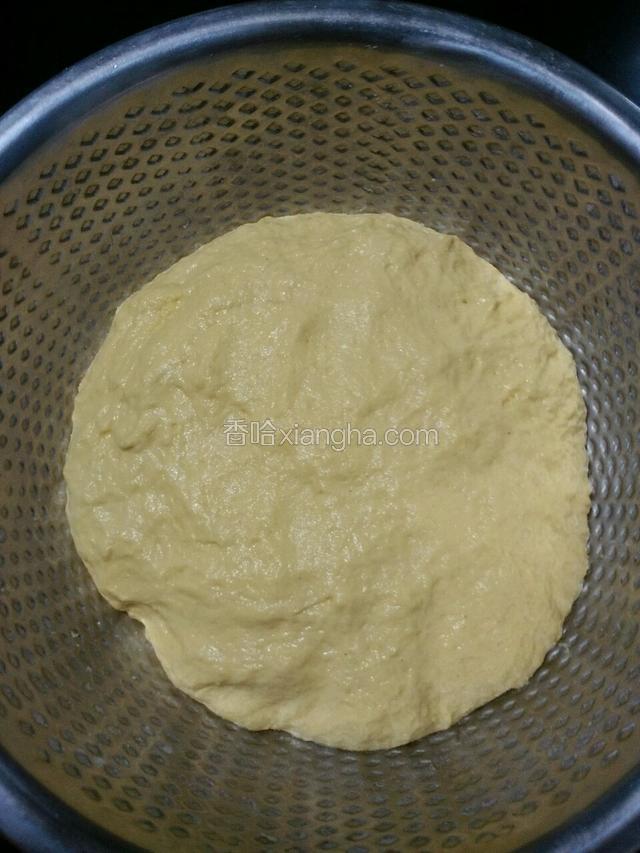 先把1：1的面粉和玉米粉、少许盐再用水调和成光滑面团。