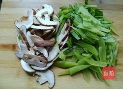 香菇炒莴笋的做法图解1