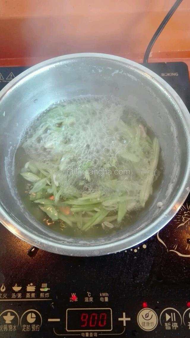 把芸豆丝用开水焯熟备用