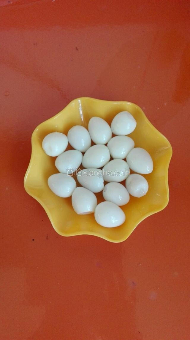 把鹌鹑蛋剥皮备用