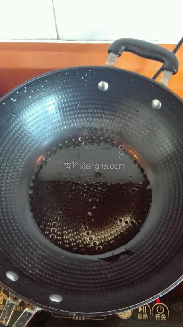 锅内倒适量油，烧至六成热