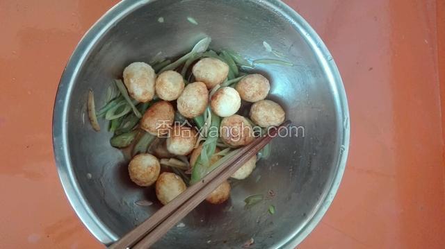 放入芸豆丝，姜丝和鹌鹑蛋拌匀