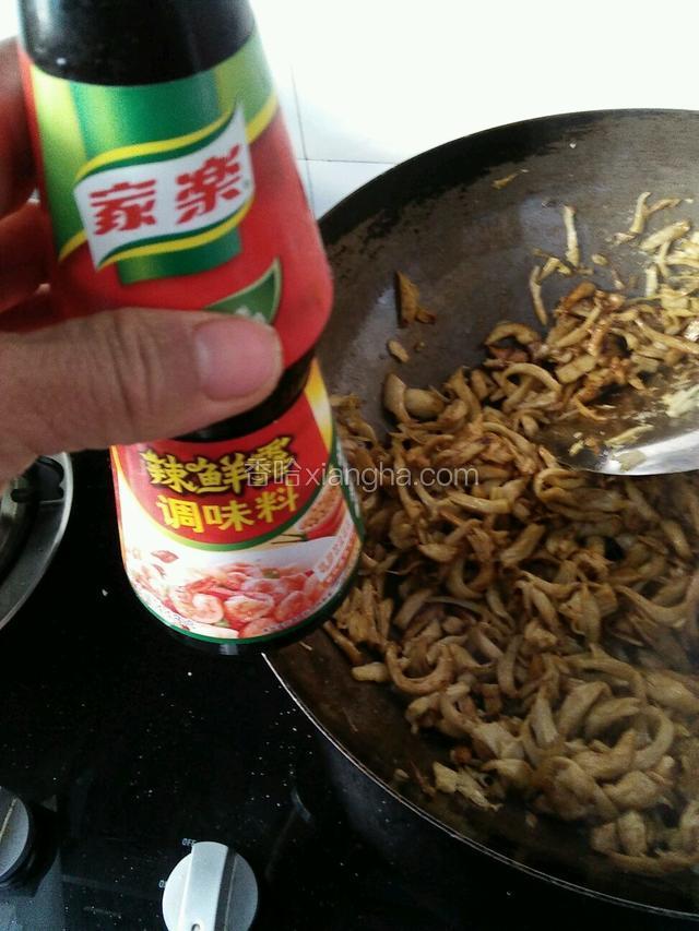 加入适量辣鲜露继续翻炒一分钟