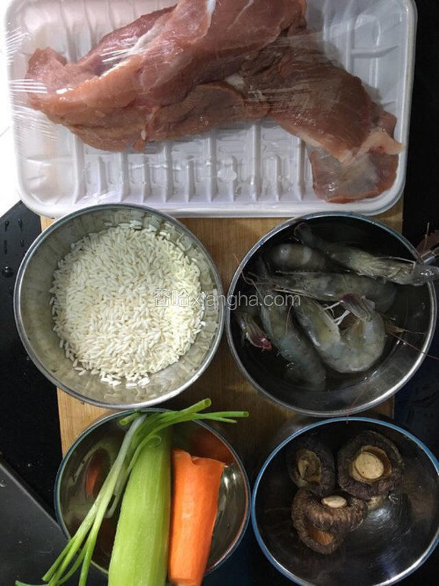 准备食材，香菇干用水泡发，糯米洗净泡一个小时备用