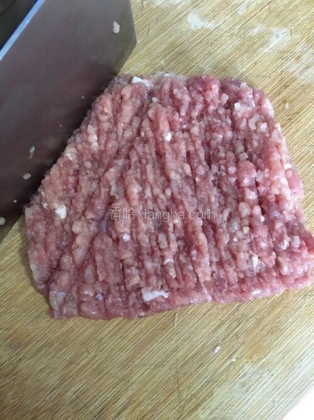 肉剁碎备用