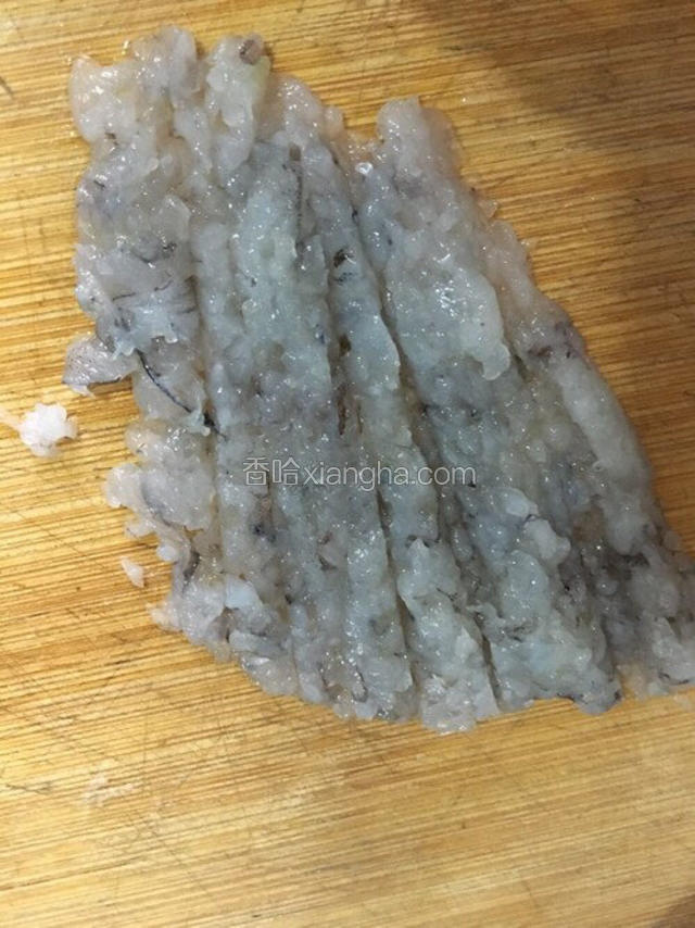 虾剁碎备用