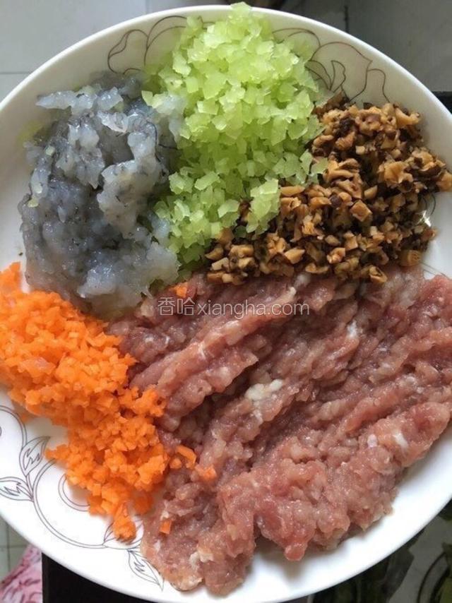 所有食材剁好备用