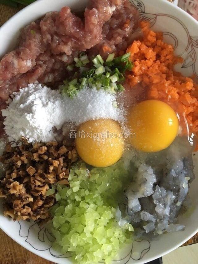 加两个鸡蛋，盐，糖，料酒