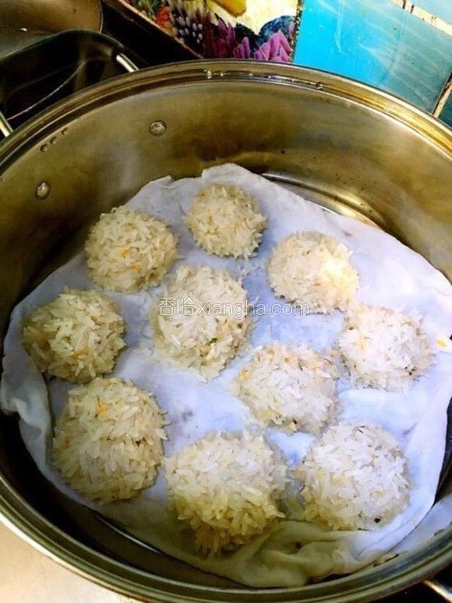 糯米丸子已经蒸好了，装盘撒上葱花胡萝卜碎装盘即可