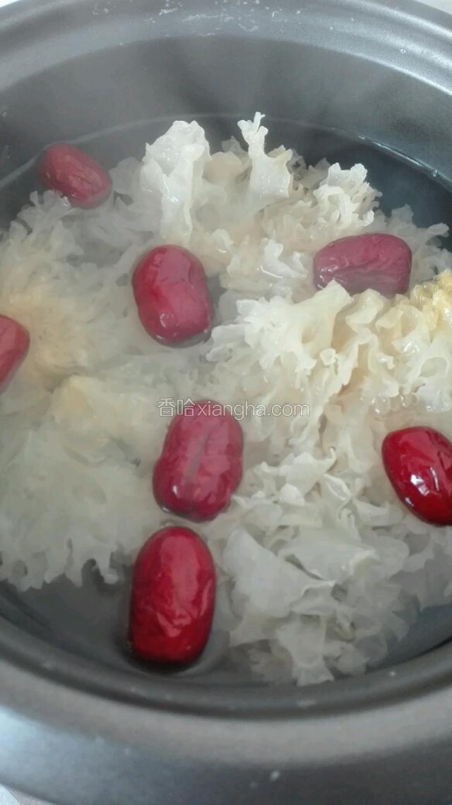 冰糖水烧开后，倒入银耳与红枣，均匀搅拌，盖上锅盖，煮约50分钟。
