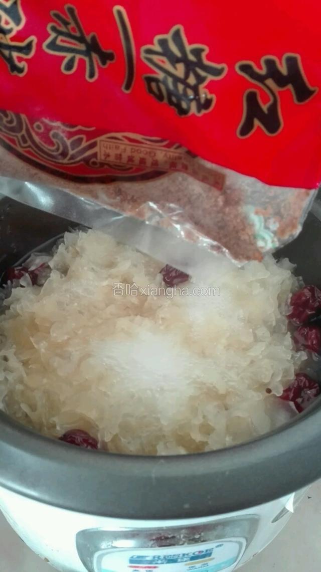 50分钟到后，倒入适量红糖，均匀搅拌，最后煮约10分钟便可以吃了～