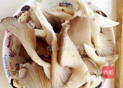 平菇炒肉的做法图解2